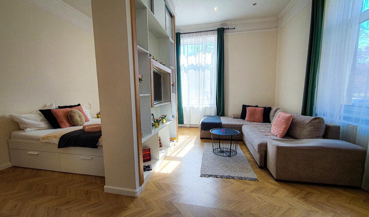 SMARAGD Apartman Gyor Bagian luar foto